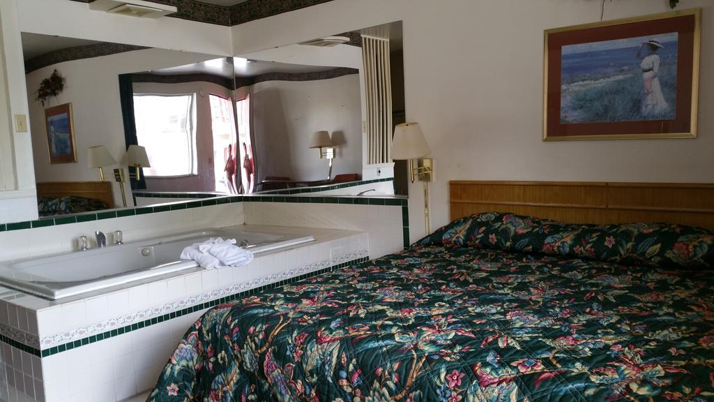 Seaway Motel Roosevelt Park Екстер'єр фото