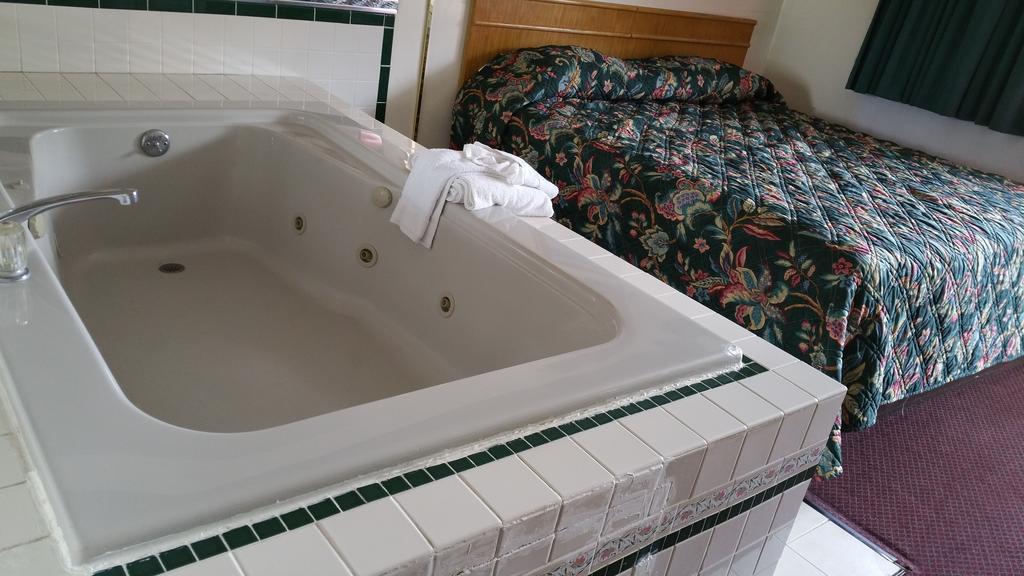 Seaway Motel Roosevelt Park Екстер'єр фото