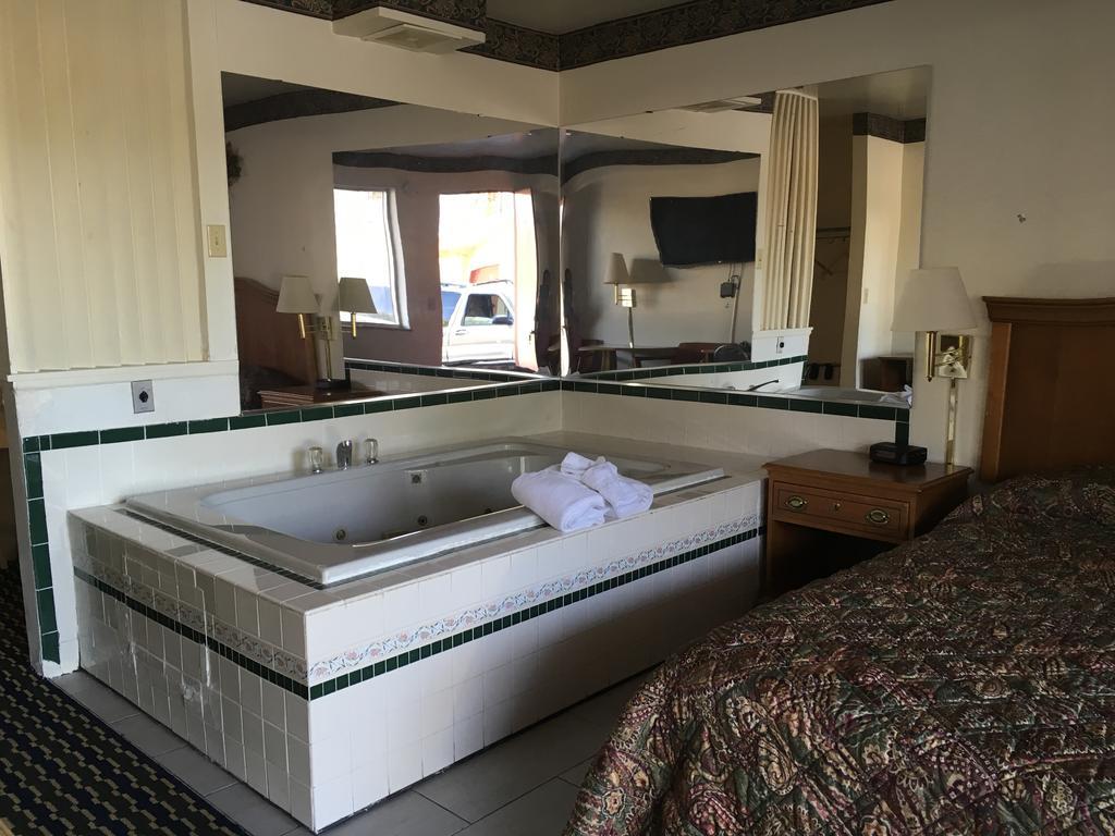 Seaway Motel Roosevelt Park Екстер'єр фото