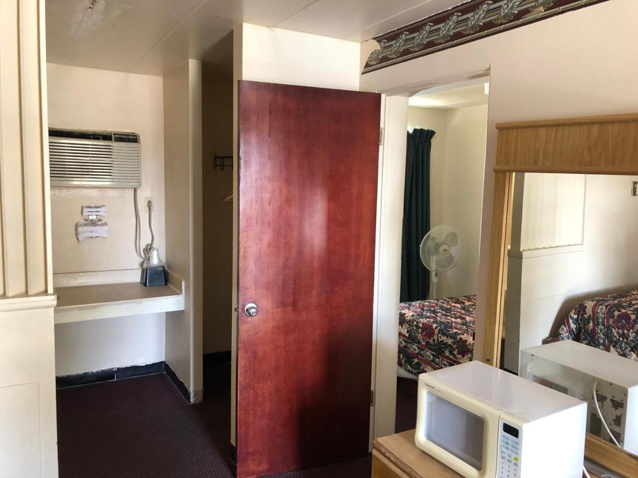 Seaway Motel Roosevelt Park Екстер'єр фото