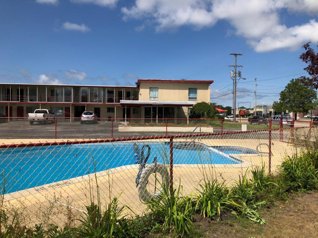 Seaway Motel Roosevelt Park Екстер'єр фото