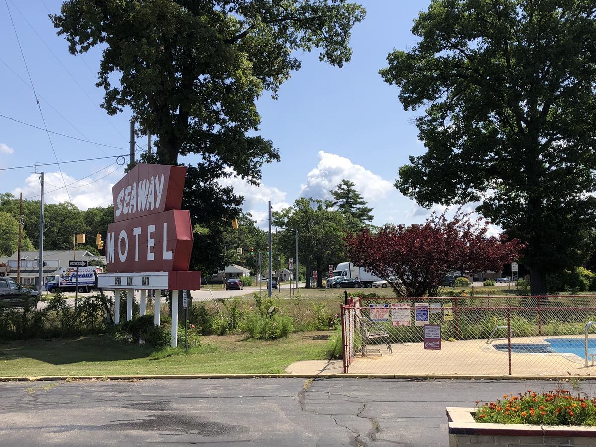 Seaway Motel Roosevelt Park Екстер'єр фото
