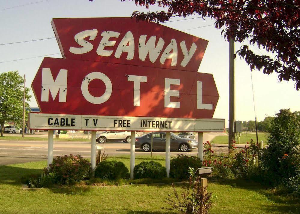 Seaway Motel Roosevelt Park Екстер'єр фото
