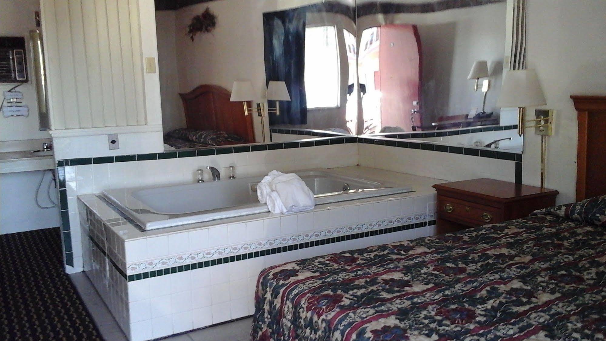 Seaway Motel Roosevelt Park Екстер'єр фото